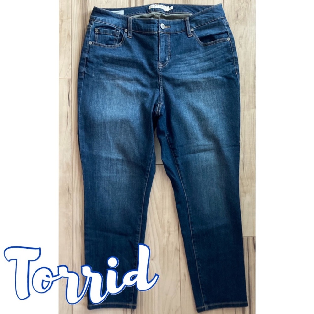 NWOT Torrid Girlfriend Jeans